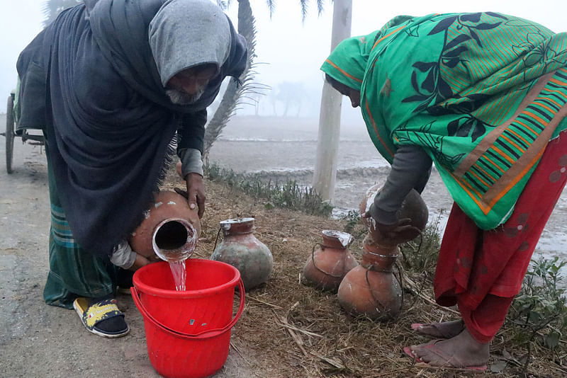 শীতকালে খেজুরগাছ প্রস্তুত করা, রস সংগ্রহ আর সেই রসে নালি তৈরি করা 3 গাছ থেকে রস পাড়ার পর বালতি ও হাঁড়িতে ঢালা হচ্ছে