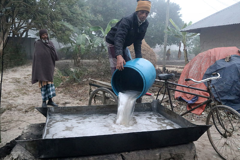 শীতকালে খেজুরগাছ প্রস্তুত করা, রস সংগ্রহ আর সেই রসে নালি তৈরি করা 6 খেজুরের রস ড্রাম থেকে ঢালছেন বাদশা মোল্লা