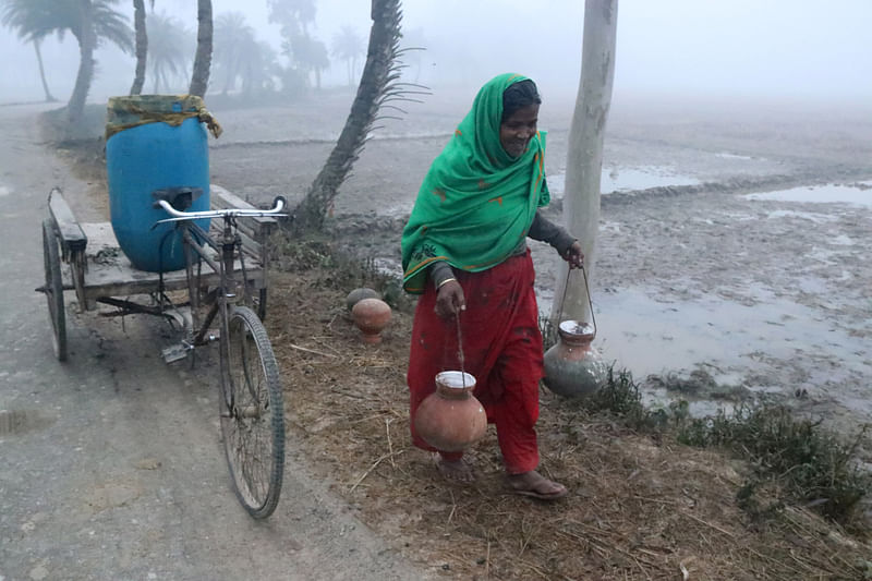 শীতকালে খেজুরগাছ প্রস্তুত করা, রস সংগ্রহ আর সেই রসে নালি তৈরি করা 4 রস হাঁড়ি থেকে ঢেলে আবার গাছের নিচে হাঁড়ি রাখতে যাচ্ছেন জমেলা বেগম