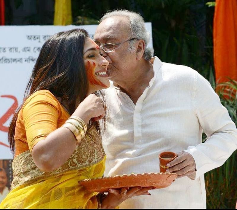 তারকাদের হোলি আর অন্যান্য 10 সৌমিত্র চট্টোপাধ্যায়ের সঙ্গে এক হোলিতে ঋতুপর্ণা ঘোষ। পুরোনো এই ছবিটিই আজকের দিনে পোস্ট করেছেন তিনি