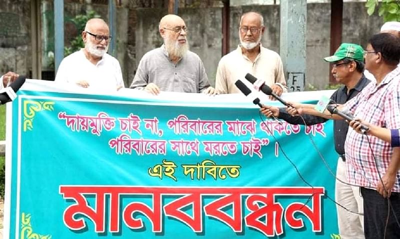 সিনেমার একটি দূশ্যে সহকর্মীদের সঙ্গে আবুল হায়াত