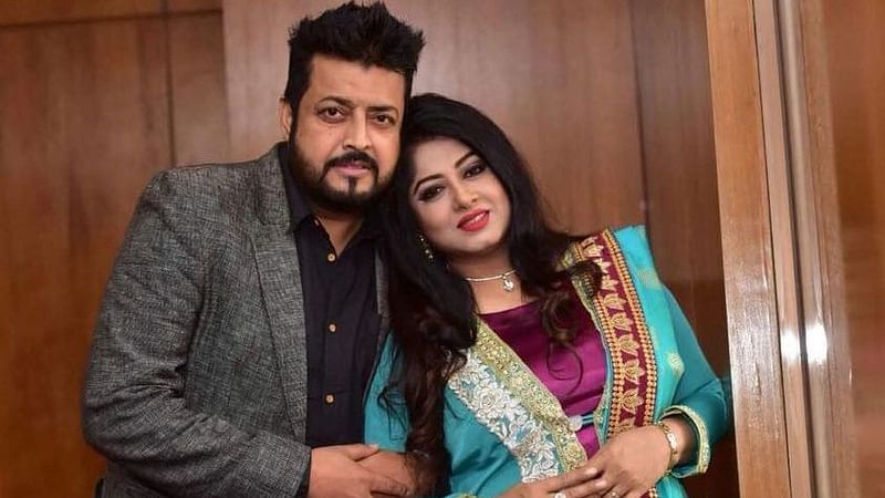 স্বামী ওমর সানীর সঙ্গে মৌসুমী। ছবি: ফেসবুক থেকে নেওয়া