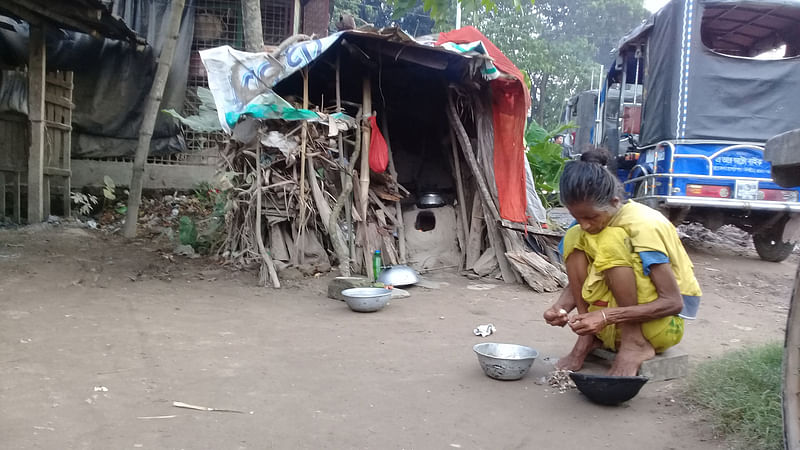 ঝিনাইদহের নলডাঙ্গা বাজারে গীতা দাসের ঘর। জায়গাটি অন্যের, তবে ছেলের ঘর ছেড়ে এখানেই সাত বছর বাস করছেন তিনি।  মানুষের সাহায্যেই জীবন চলছে তাঁর।