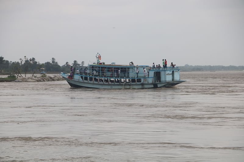 বৈরী আবহাওয়ার কারণে দৌলতদিয়া–পাটুরিয়া নৌপথে ২২ ঘণ্টা বন্ধ থাকার পর ফের লঞ্চ চলাচল শুরু হয়েছে। সকালে দৌলতদিয়া ঘাট এলাকা, রাজবাড়ী, ২৭ আগস্ট