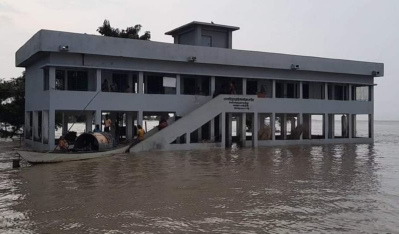 মাদারীপুরের শিবচর উপজেলার কাজীরসূরা ২৬নং সরকারি প্রাথমিক বিদ্যালয় কাম সাইক্লোন সেল্টারটি মঙ্গলবার রাতে নদীগর্ভে চলে যায়