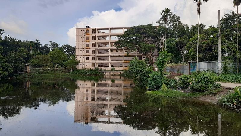 হবিগঞ্জ শহরের পুরাতন খোয়াই নদ দখল করে নির্মাণ করা হয়েছে ছয়তলাবিশিষ্ট ডায়াবেটিক হাসপাতাল। গত সোমবার বিকেলে মাছুলিয়ায়