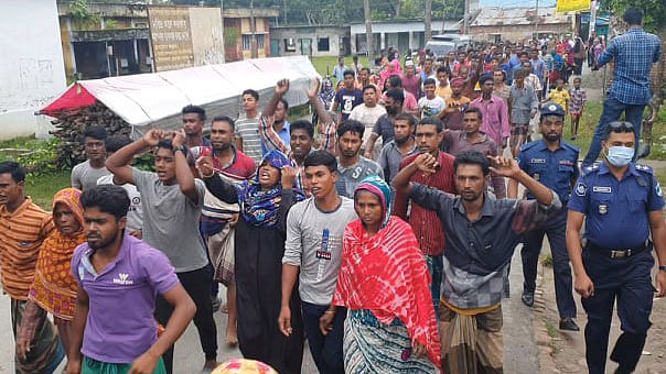 সাতক্ষীরার তালা উপজেলায় জিয়ালা নলতা গ্রামের লুৎফর নিকারীকে হত্যার অভিযোগে উপজেলা পরিষদের ভাইস চেয়ারম্যানসহ দোষী ব্যক্তিদের ফাঁসির দাবিতে মিছিল বের করা হয়। মঙ্গলবার সকালে  তালা উপজেলা শহরে।