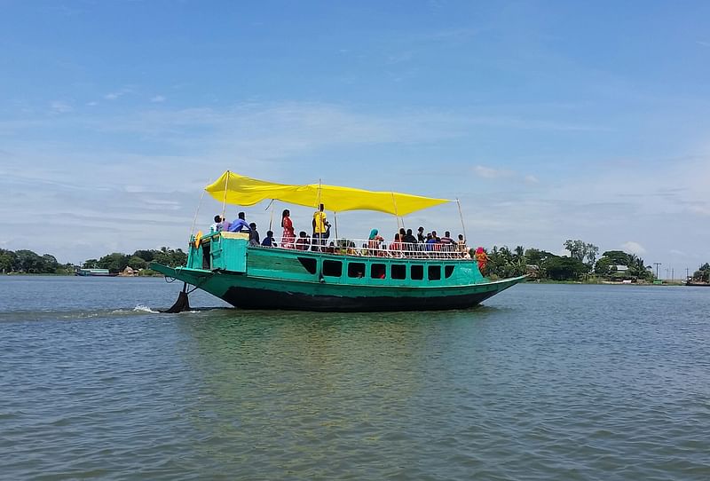 হা্ওরে গিয়ে নৌকায় ঘুরতে বেড়িয়েছেন পর্যটকেরা। অনেক সময় অসাবধানতায় ঘটছে দুর্ঘটনা। ঘটছে প্রাণহানি। গত সোমবার কিশোরগঞ্জের মিঠামইনে।