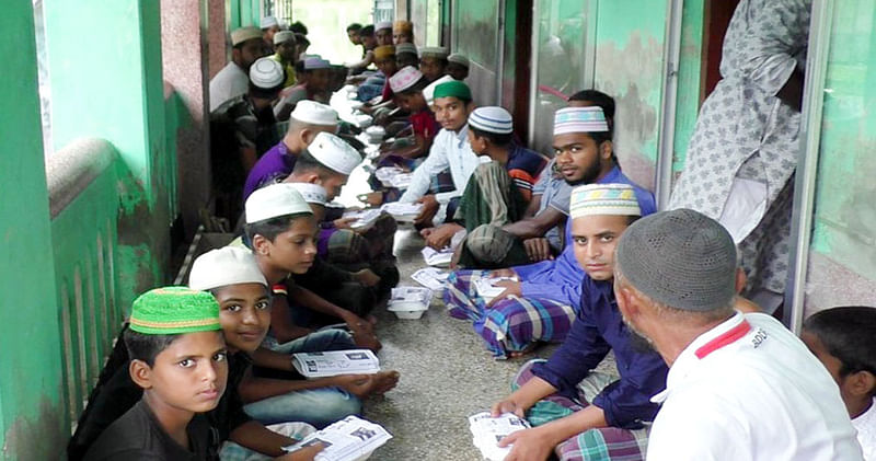 ক্যাপশন: জাতীয় শোক দিবসে নড়াইল-২ আসনের সাংসদ মাশরাফি বিন মর্তুজা এতিম শিশুদের জন্য খাবার পাঠান।