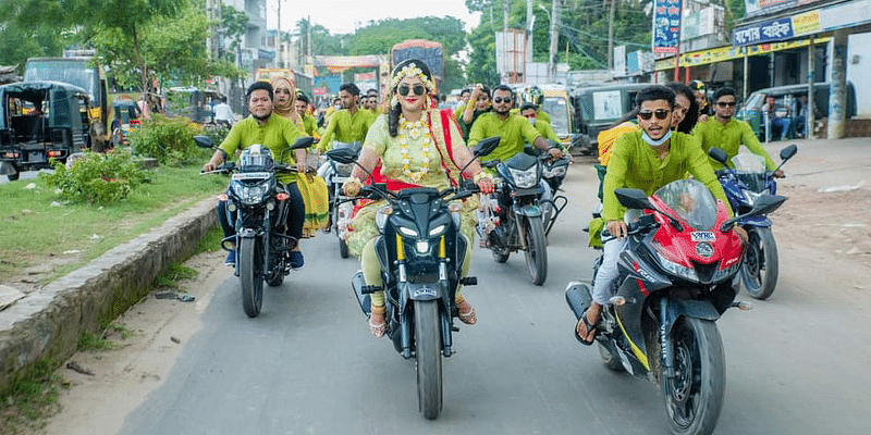 যশোরে মোটরসাইকেলে করে সবাইকে নিয়ে গায়ে হলুদের অনুষ্ঠানে যোগ দেন কনে ফারহানা আফরোজ।