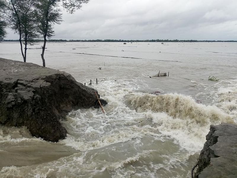 খুলনার পাইকগাছা উপজেলার সোলাদানা ইউনিয়নে শিবসা নদীর বাঁধ ভেঙে লোকালয়ে পানি ঢুকছে। বুধবার তোলা ছবি। প্রথম আলো