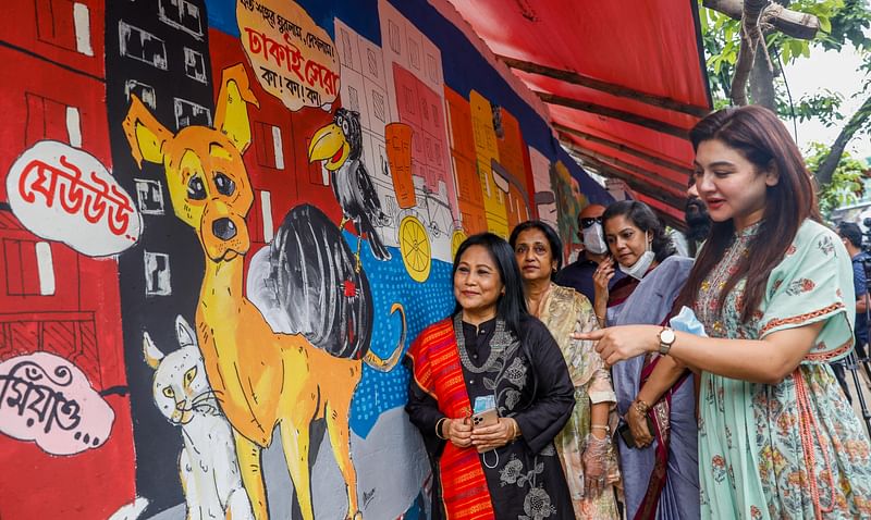 ‘প’ ফাউন্ডেশনের উদ্যোগে সাতমসজিদ রোডে দেয়ালচিত্রাঙ্কনের আয়োজনে চিত্রকর কণকচাঁপা চাকমা ও অভিনেত্রী জয়া আহসান