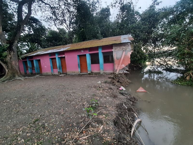 লৌহজং নদের ভাঙনের কবলে পড়েছে টাঙ্গাইলের মির্জাপুর উপজেলার গুণটিয়া সরকারি প্রাথমিক বিদ্যালয়ের একটি ভবন। ছবিটি মঙ্গলবার বিকেলের