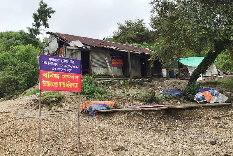 প্রতিবেশ-সংকটাপন্ন এলাকা সিলেটের জাফলং এলাকায় খনিজ সম্পদ উত্তোলনের সাইনবোর্ড টাঙিয়েছে একটি প্রতিষ্ঠান। গত শনবিার বিকেলে জাফলংয়ের শূন্যরেখা এলাকায়