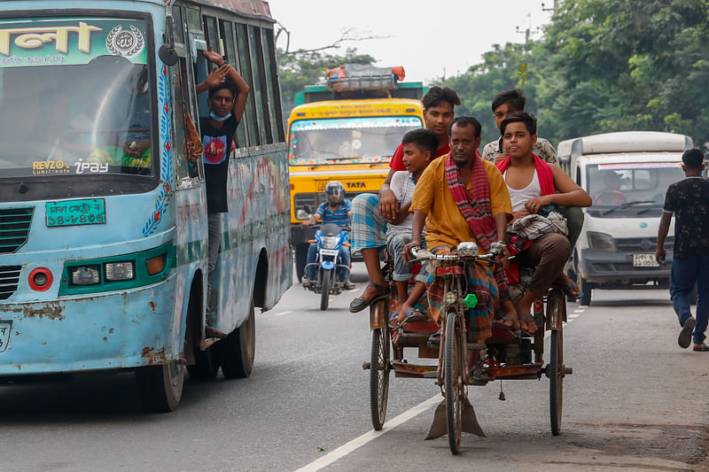 ভারী যানের সঙ্গে চলছে তিন চাকার যান