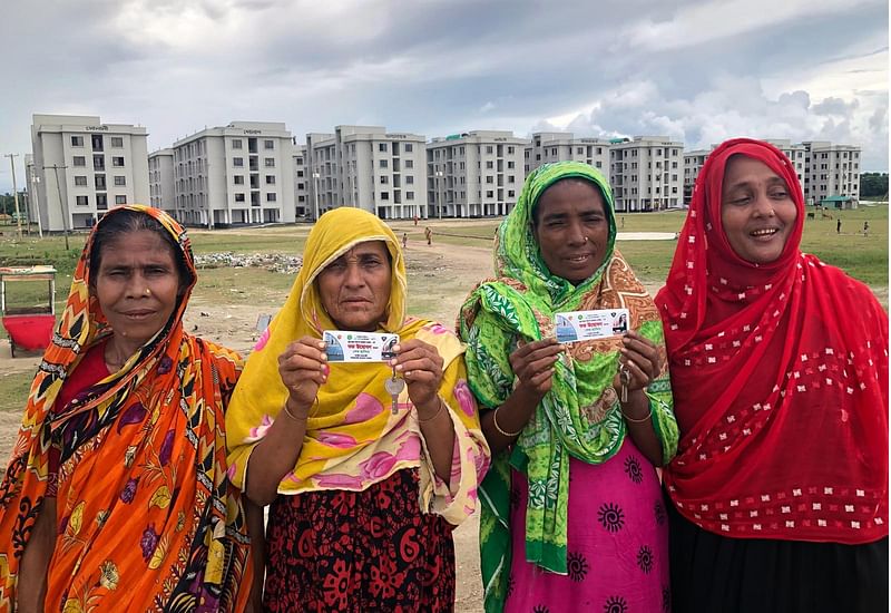 খুরুশকুল বিশেষ আশ্রয়ণ প্রকল্পে ১ হাজার ১ টাকায় ফ্ল্যাটবাড়ি পেয়ে মহাখুশি  কক্সবাজার সমুদ্র উপকূলের শ্রমজীবী নারীরা। তাঁদের হাতে ফ্ল্যাটের চাবি। গত রোরবার বিকালে