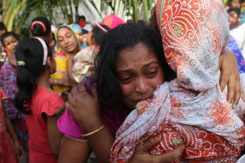 নারায়ণগঞ্জের মসজিদে বিস্ফোরণের ঘটনায় একের পর এক মৃত্যুর ঘটনায় স্বজনের আহাজারি থামছে না