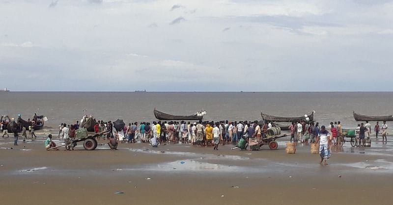 সৈকতে ক্রেতা-বিক্রেতার ভিড়