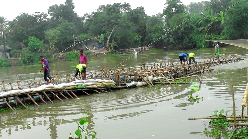 আত্রাই নদের সোতিজাল উচ্ছেদ করা হচ্ছে। আজ বৃহষ্পতিবার নাটোরের গুরুদাসপুরে।