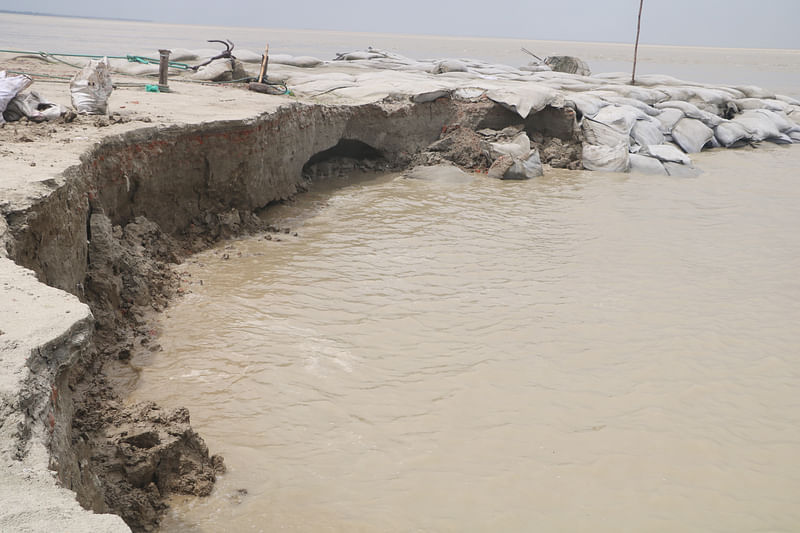 পদ্মা নদীতে পানি বৃদ্ধির কারণে দৌলতদিয়া ২ নম্বর ফেরিঘাট অ্যাপ্রোচ সড়কের অংশ ধসে পড়েছে। ভাঙন বাড়ার কারণে হুমকির মুখে পড়েছে ২ ও ৩ নম্বর ফেরিঘাট। আজ সোমবার দুপুরে রাজবাড়ীর দৌলতদিয়া ফেরিঘাটে