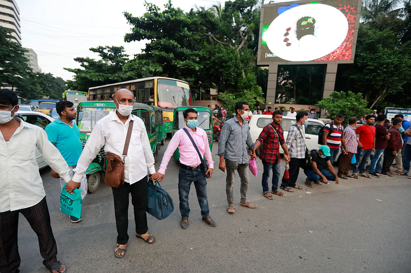 সোমবার সৌদিপ্রবাসীরা ভিসার মেয়াদ স্বয়ংক্রিয়ভাবে বৃদ্ধির দাবিতে রাজধানীর কারওয়ানবাজারে বিক্ষোভ ও সড়ক অবরোধ করে। ২৮ সেপ্টেম্বর, ঢাকা