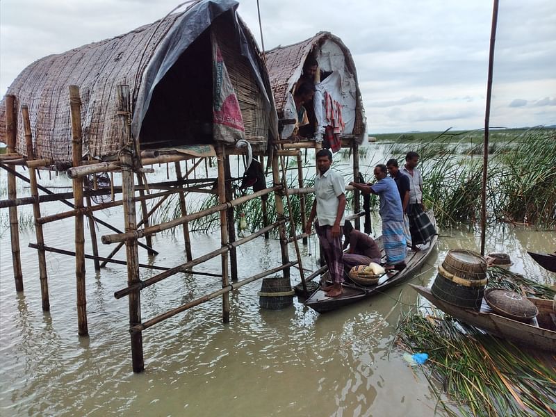 শরীয়তপুরের গোসাইরহাট উপজেলার মেঘনা নদীর চরে মাচা তৈরি করে মাছ শিকার করেন বরিশালের উজিরপুরের মৌসুমি জেলেরা। গত বৃহস্পতিবার চরজানপুর এলাকায়।