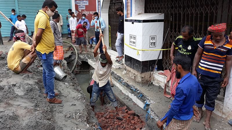 তিতাস গ্যাস কর্তৃপক্ষের মাটি খোঁড়ার কাজ চলছে।