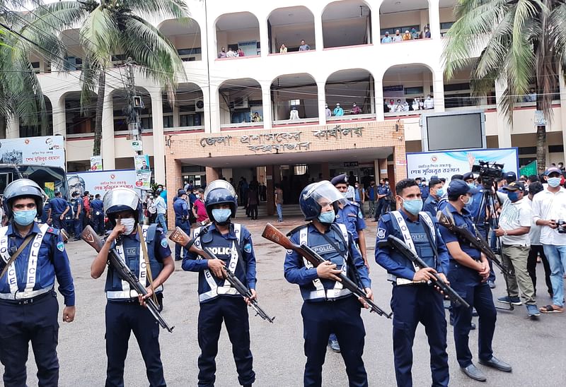 সিনহা মো. রাশেদ খান হত্যা মামলার কার্যক্রম চলাকালে জেলা প্রশাসকের কার্যালয় ও আদালত ভবনের সামনে দায়িত্বরত কক্সবাজার জেলা পুলিশের সদস্যরা। ৫ আগস্ট ২০২০।