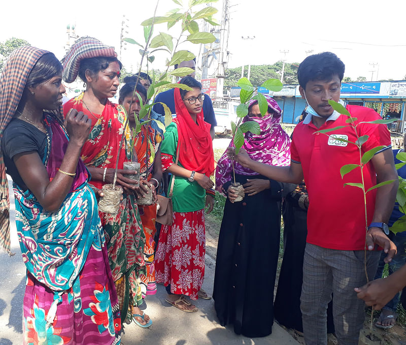 জুড়ী উপজেলায় পথচারীদের মধ্যে চারা বিতরণ করা হয়