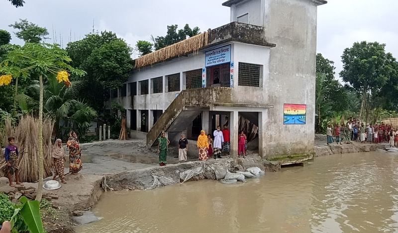 মাদারীপুরে আড়িয়াল খাঁ নদের ভাঙনে বিলীন হওয়ার পথে চর হোগলপাতিয়া সরকারি প্রাথমিক বিদ্যালয়। মঙ্গলবার বিকেলে কালকিনি উপজেলায় চর হোগলপাতিয়া এলাকায়।