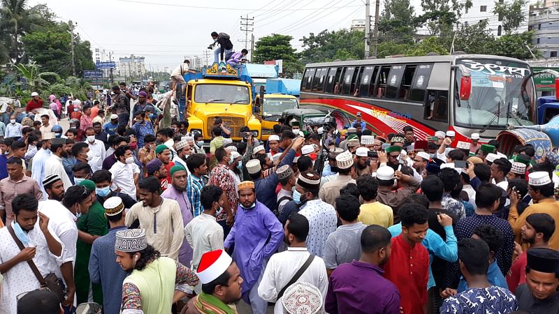 প্রয়াত আহমদ শফীকে নিয়ে ফেসবুকে কটূক্তি করার অভিযোগে গ্রেপ্তার আলাউদ্দিন জিহাদীর মুক্তির দাবিতে আহলে সুন্নাত ওয়াল জামায়াতের সড়ক অবরোধ করে বিক্ষোভ। মঙ্গলবার দুপুরে ঢাকা-নারায়ণগঞ্জ লিংক রোডে