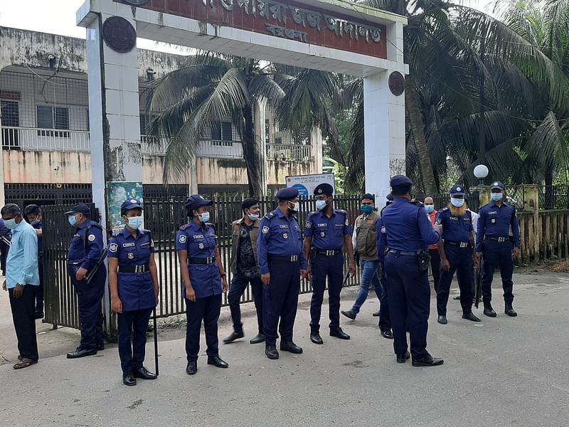 রায় ঘিরে আদালতপাড়ায় নিরাপত্তা জোরদার করা হয়েছে