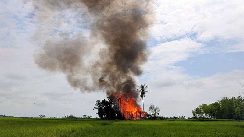 মিয়ানমারের রাখাইন রাজ্যে দেশটির সেনাবাহিনীর অভিযানের সময় রোহিঙ্গাদেরে বাড়ি জ্বালিয়ে দেওয়া হয়