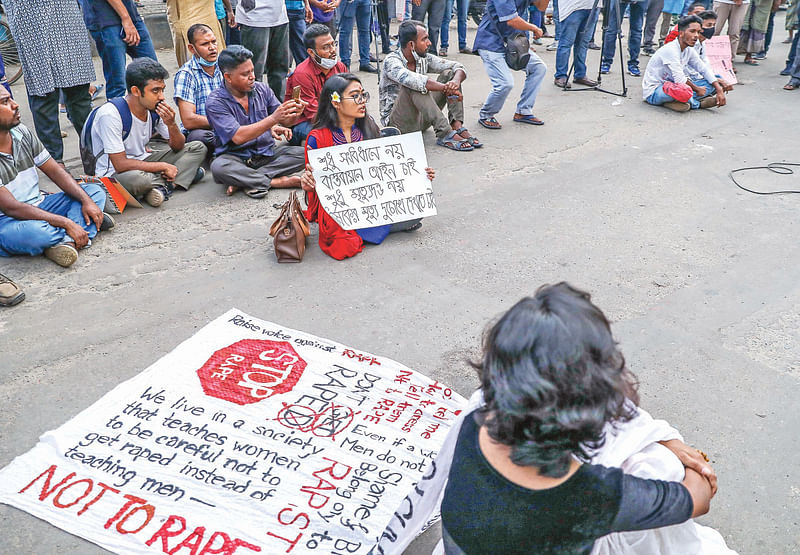 ধর্ষণবিরোধী আন্দোলনে শাহবাগে সোচ্চার তরুণ প্রজন্ম। শাড়ির আঁচলে প্রতিবাদ