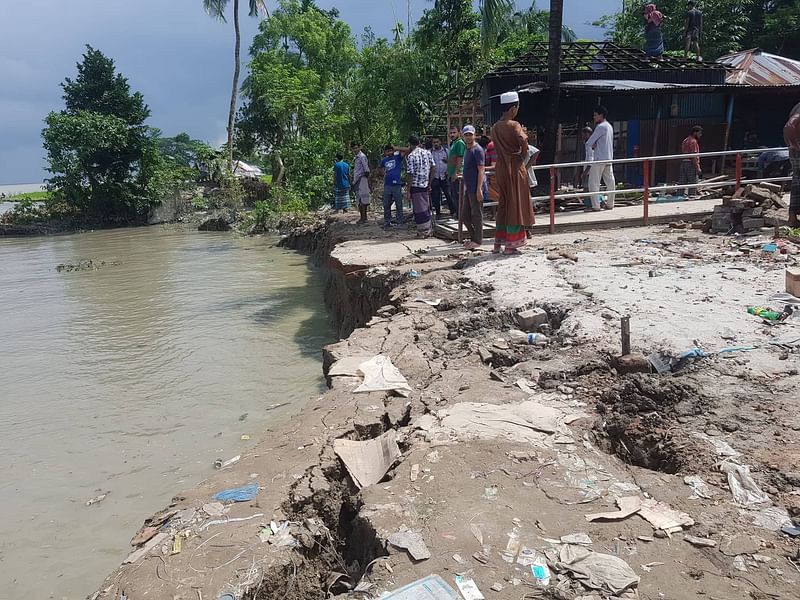 এখানে অন্তত ১০টি দোকান ছিল। গত রাতে বিশাল এলাকা নিয়ে তেঁতুলিয়া নদীতে বিলীন হয়ে গেছে। তাই অন্য দোকানিরা তাঁদের দোকান ভেঙে সরিয়ে নিয়ে যাচ্ছেন নিরাপদ স্থানে। আজ শুক্রবার দুপুরে পটুয়াখালীর বাউফল উপজেলার ধুলিয়া লঞ্চঘাট এলাকায়