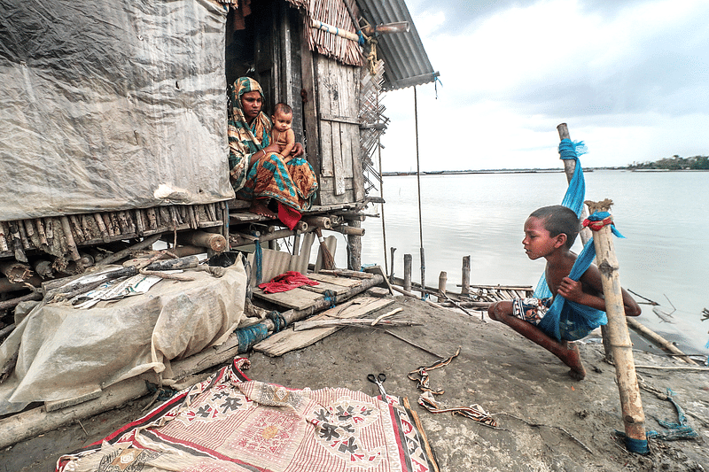 ঘূর্ণিঝড় আম্পানের আঘাতে ভেঙে যায় সাতক্ষীরা উপকূলের বেশ কিছু বাঁধ। নদীগর্ভে চলে যায় মানুষের ঘরবাড়ি। বাঁধের ওপর বসবাস করা একটি পরিবার। গত ২৮ সেপ্টেম্বর সাতক্ষীরার আশাশুনি উপজেলার কুড়িকাহনিয়ায়