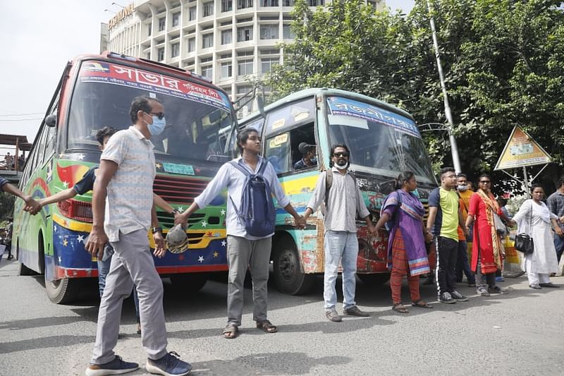 ধর্ষণ-নিপীড়ন বন্ধের দাবিতে শাহবাগ মোড় অবরোধ করেন বামপন্থী সংগঠনগুলোর নেতা-কর্মীরা। এতে যান চলাচল বন্ধ হয়ে যায়। শাহবাগ মোড়, ঢাকা, ২১ অক্টোবর