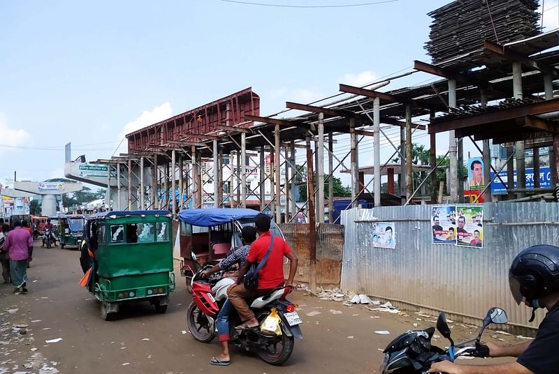 সাড়ে তিন বছর ধরে জামালপুর শহরের প্রধান সড়কের রেলগেটপাড় রেলওয়ে ওভারপাস নির্মাণের কাজ চলছে। এখনো ২০ ভাগ কাজ সম্পন্ন হয়নি। সাম্প্রতিক ছবি