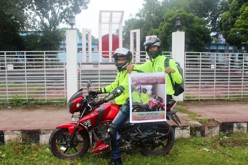 ‘নো হেলমেট নো বাইক, সেভ ড্রাইভ সেভ লাইফ’ শীর্ষক দেশব্যাপী প্রচারাভিযানে বের হওয়ার আগে চুয়াডাঙ্গার কেন্দ্রীয় শহীদ মিনারের সামনে মাহমুদ ও সজিব। আজ বুধবার সকালে