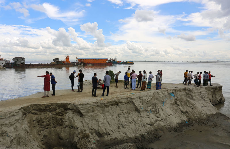 গত ২৮ জুলাই পদ্মা সেতুর নির্মাণমাঠে ও শিমুলিয়া ফেরিঘাটে ব্যাপক ভাঙনে বিলীন হয় শতকোটি টাকার সম্পদ। সম্প্রতি শিমুলিয়া ৩ নম্বর ফেরিঘাটের পার্শ্ববর্তী এলাকায়