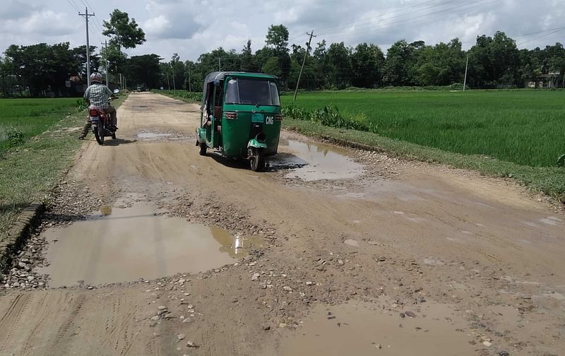 মৌলভীবাজার-শমশেরনগর-চাতলাপুর চেকপোষ্ট সড়কে সংস্কারকাজ থামিয়ে রাখায় সড়কের বালু–পাথর সরে গিয়ে সৃষ্টি হয়েছে বড় বড় গর্ত। সড়কের রামপুর এলাকায়