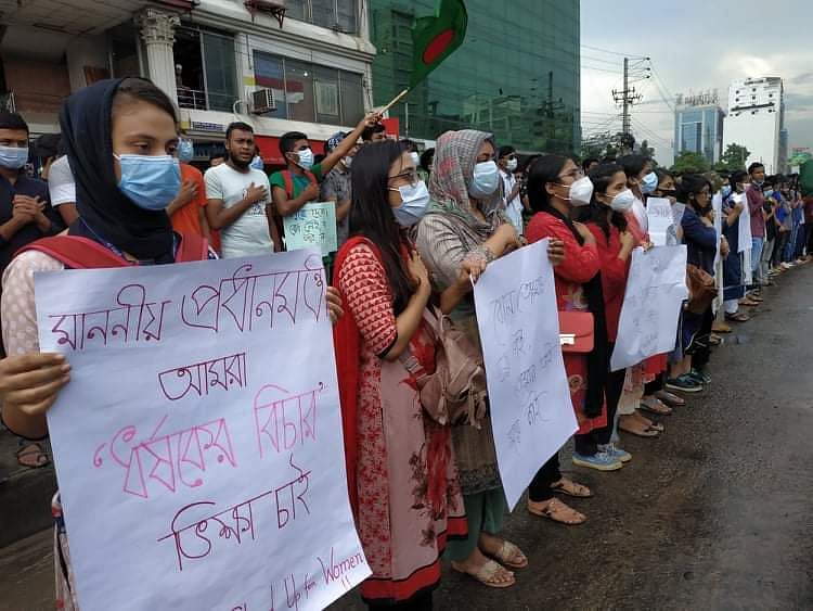 ধর্ষকের বিচার দাবিতে টানা তৃতীয় দিনের মতো মানববন্ধন-বিক্ষোভ করছেন রাজধানীর উত্তরার বিভিন্ন স্কুল-কলেজের শিক্ষার্থীরা। উত্তরা, ঢাকা, ৬ অক্টোবর