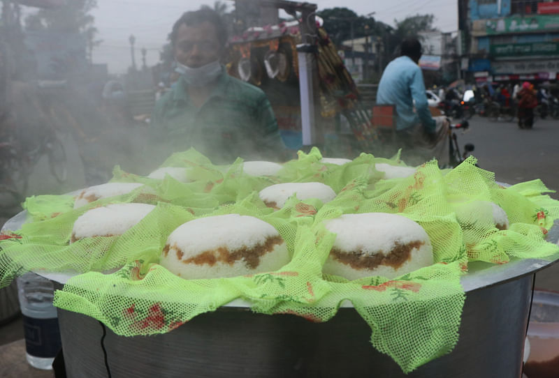 পিঠা শুধু এখন আর বাড়িতেই তৈরি হয় না, শহরের মোড়ে মোড়ে পিঠা তৈরি ও বিক্রি হয়। এর মধ্য বেশ কদর ভাপা পিঠার। সাতমাথা, বগুড়া, ২৮ নভেম্বর