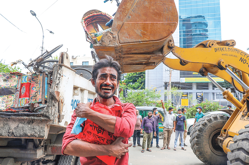 রিকশাটি গুঁড়িয়ে দেওয়ার পর এভাবেই কাঁদছিলেন ফজলুর রহমান