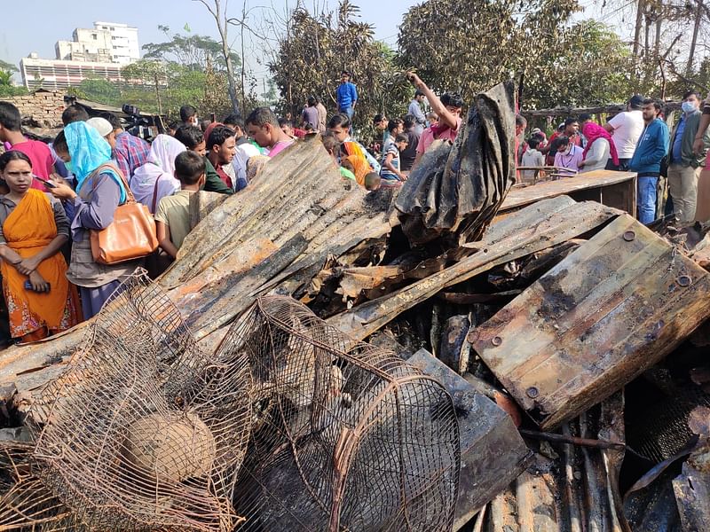 সাততলা বস্তিতে আগুন লেগে পুড়ে গেছে অনেকের ঘর