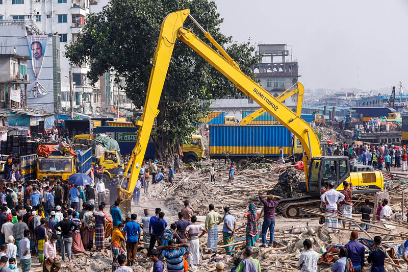 বুড়িগঙ্গা নদীকে দখলমুক্ত করতে বাদামতলী এলাকায় উচ্ছেদ অভিযান পরিচালনা করে বিআইডব্লিউটিএ। ঢাকা, ২২ নভেম্বর