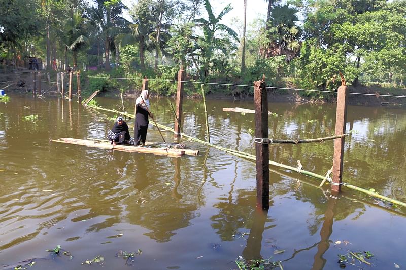 সাঁকো ভেঙে যাওয়ায় ভেলায় করে লোকজনকে নদী পারাপার হতে হচ্ছে। গত মঙ্গলবার রংপুরের মিঠাপুকুর উপজেলার শিঙ্গিকুড়া এলাকায়