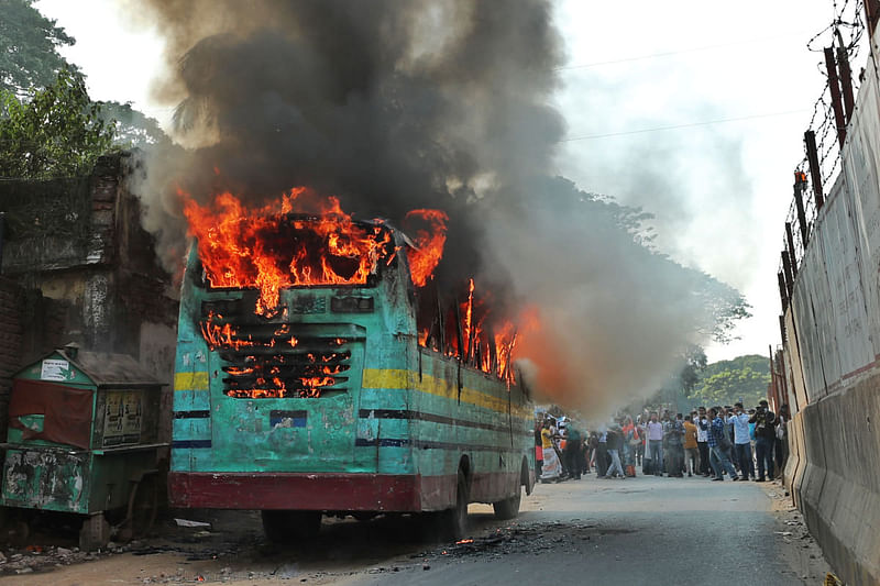 রাজধানীর জাতীয় প্রেসক্লাবের সামনে ঘাটারচর টু চিটাগাং রোডে চলাচলকারী রজনীগন্ধা পরিবহনে আগুন লাগে। ঢাকা, ১২ নভেম্বর