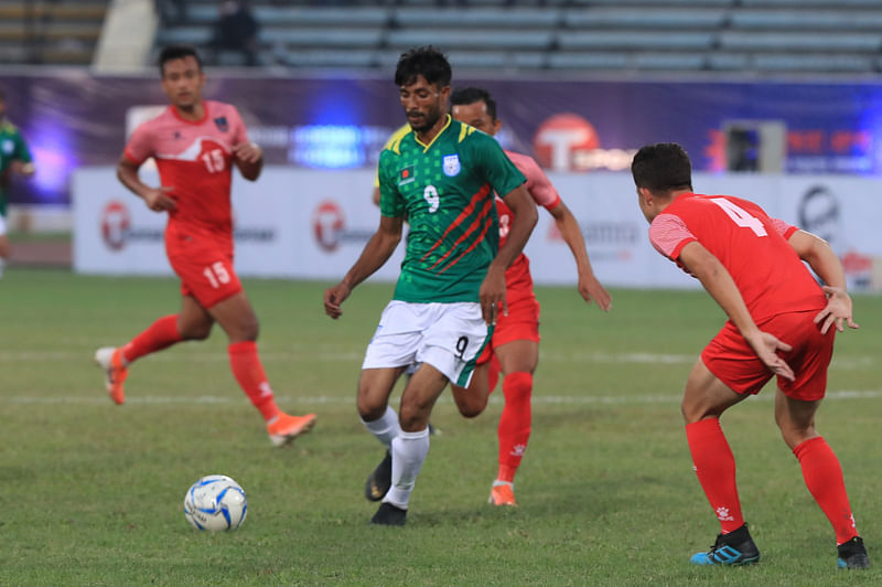 হাঁটুর ব্যথা কমায় সিদ্ধান্ত পাল্টেছেন নাবিব নেওয়াজ