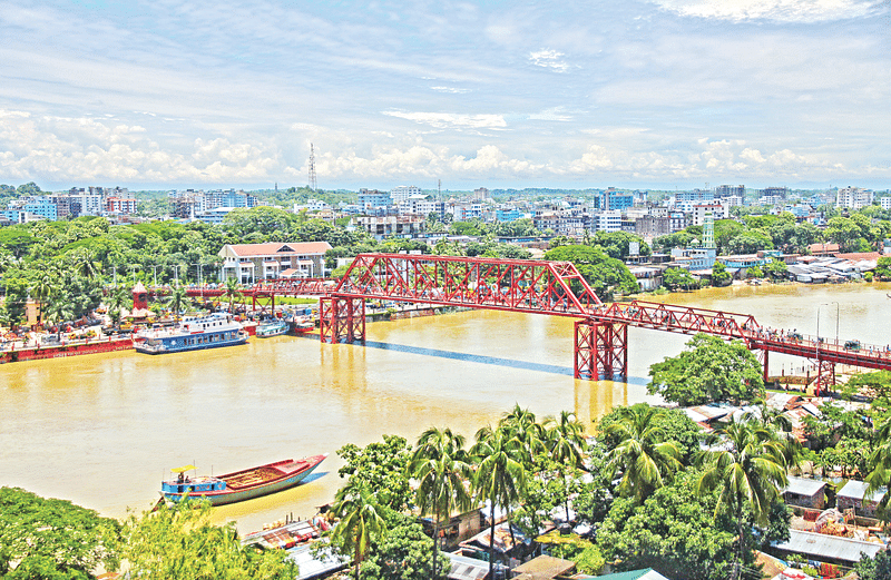 সুরমা নদী সিলেট নগরকে দুই ভাগে বিভক্ত করে রেখেছে। ব্রিটিশ ঐতিহ্যে সিলেট অঞ্চলের প্রথম সেতু কিনব্রিজ তৈরি করেছে যোগাযোগের সেতুবন্ধ